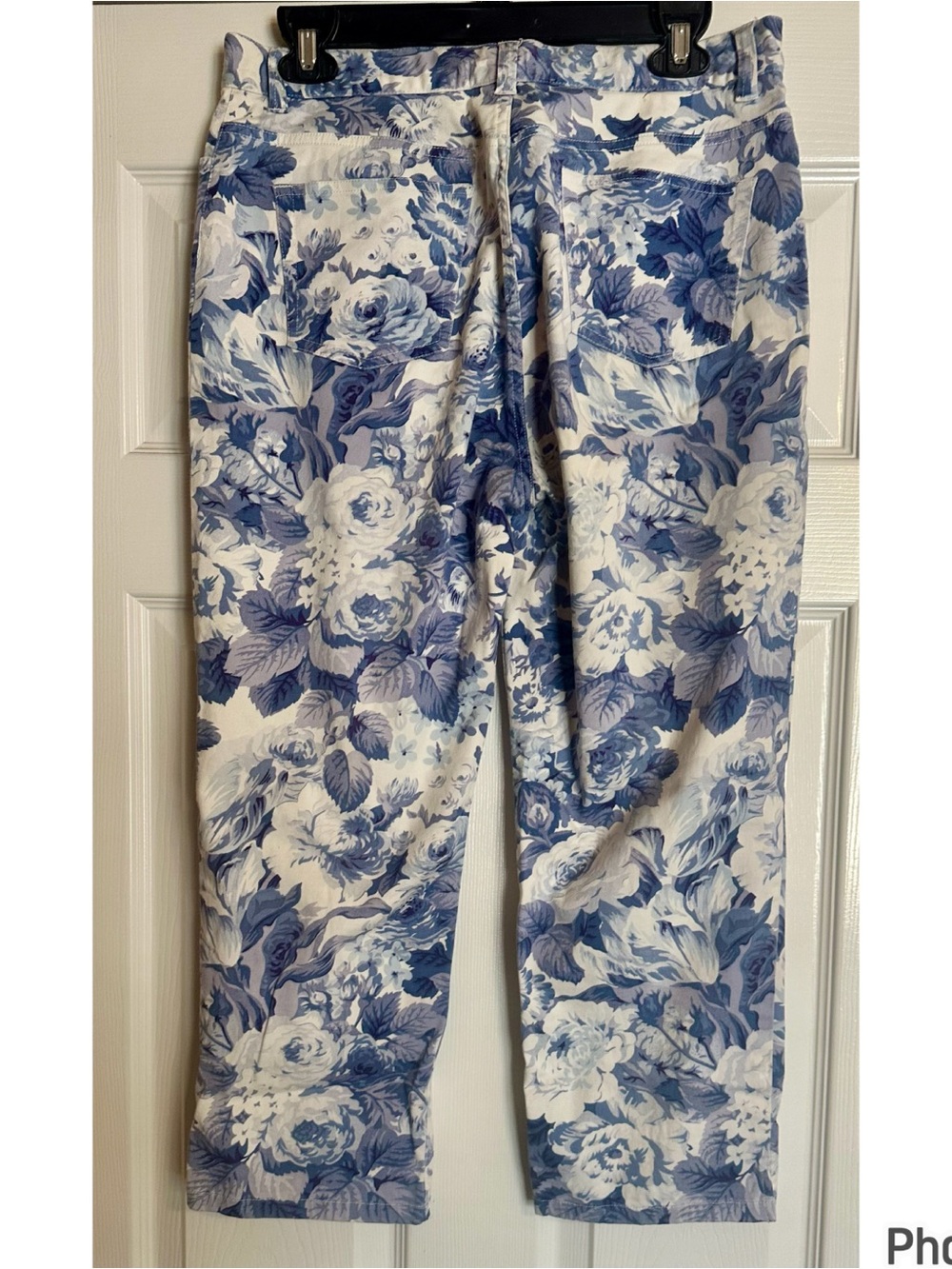 Lauren Ralph Lauren White Cropped Pants with Blue Floral Print